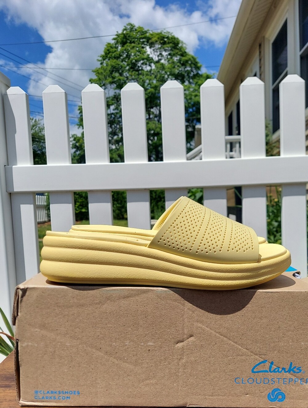 Clarks Cloudsteppers Pastel Yellow Slide Sandals Women's Size 8M NWT Athleisure - Picture 1 of 12